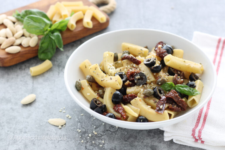 Pasta pomodori secchi e olive con capperi - Ricetta facile e gustosa