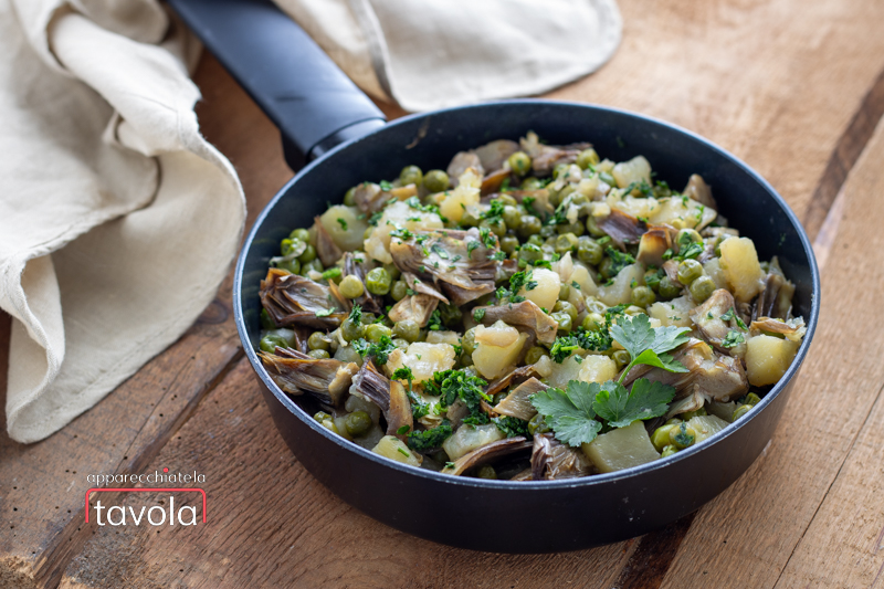 Carciofi e piselli con patate