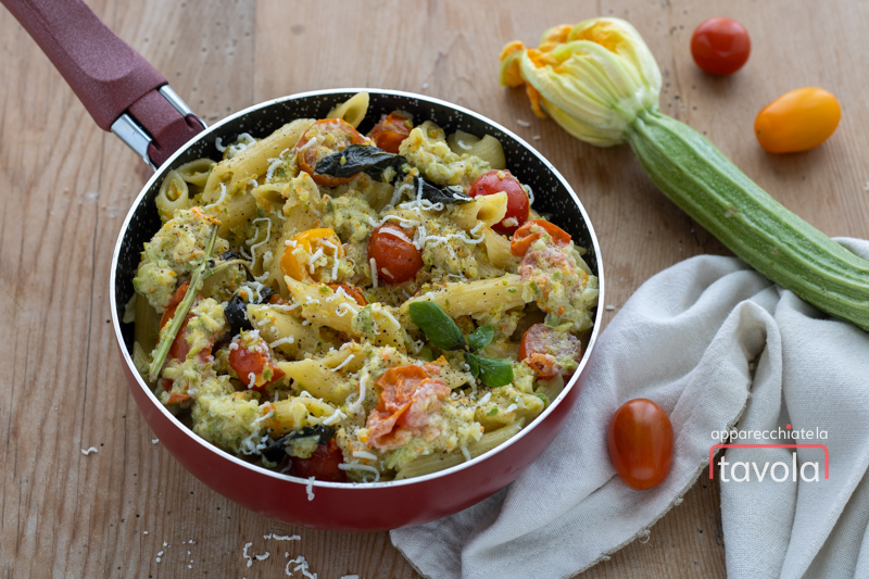 Pasta fiori di zucca e zucchine cremosa con pomodorini