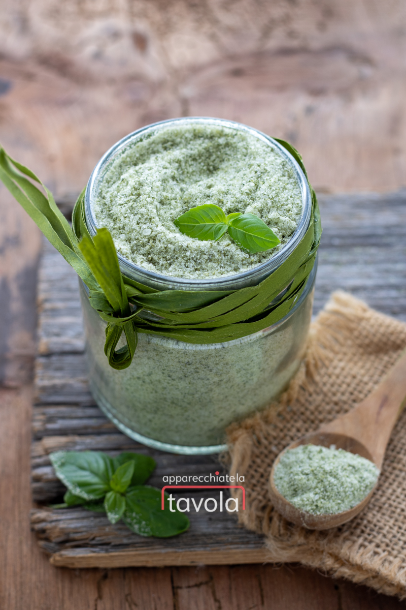 Sale aromatizzato al basilico fatto in casa