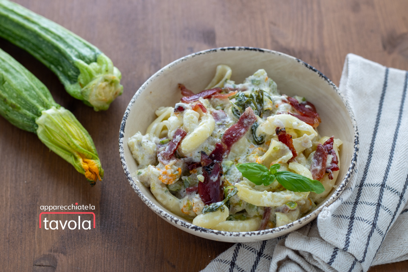 Pasta zucchine e speck veloce