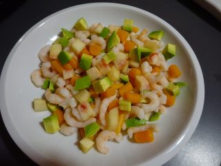 insalata di gamberetti con pesca bianca