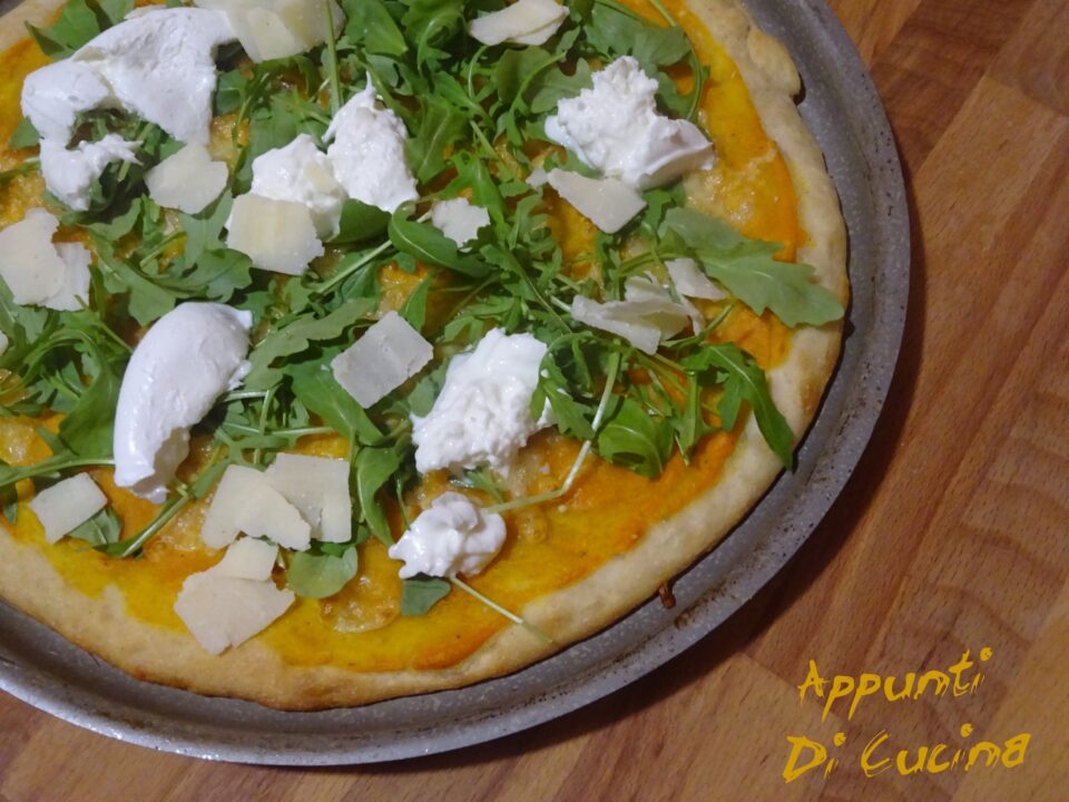 Pizza con crema di zucca e bufala