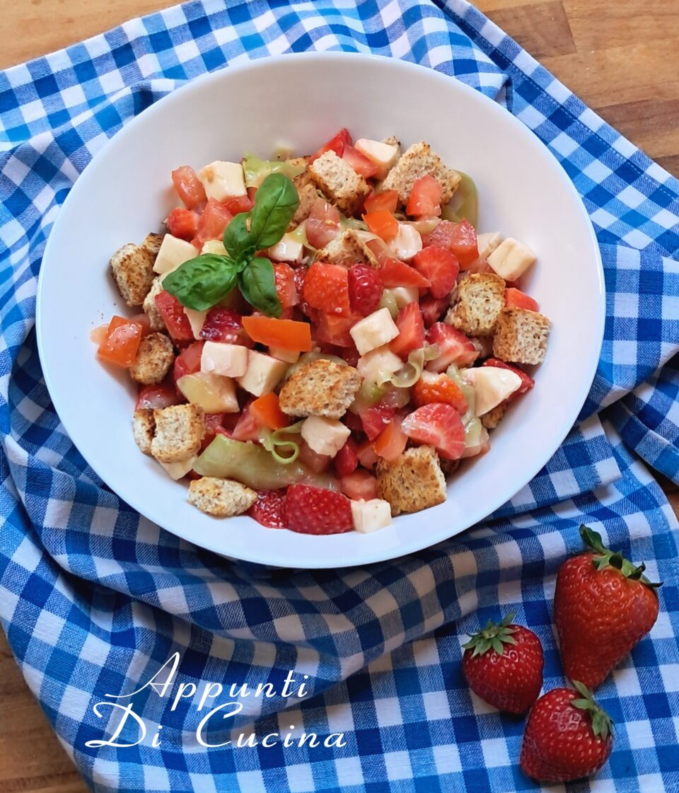 Panzanella fragole e mozzarella