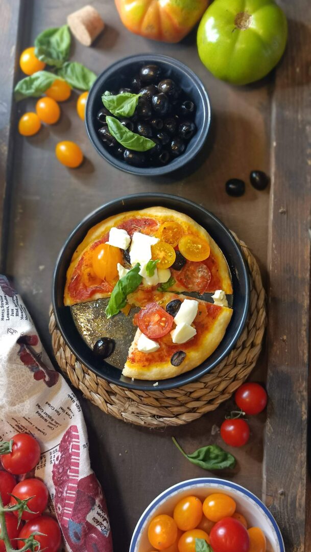 pizza  pomodorini gialli rossi bufala olive nere