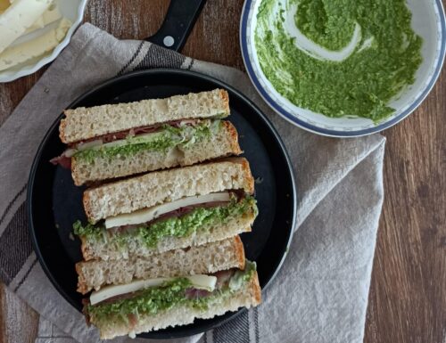 Sandwich con pesto di cavolo nero, Asiago Dop e Prosciutto Crudo