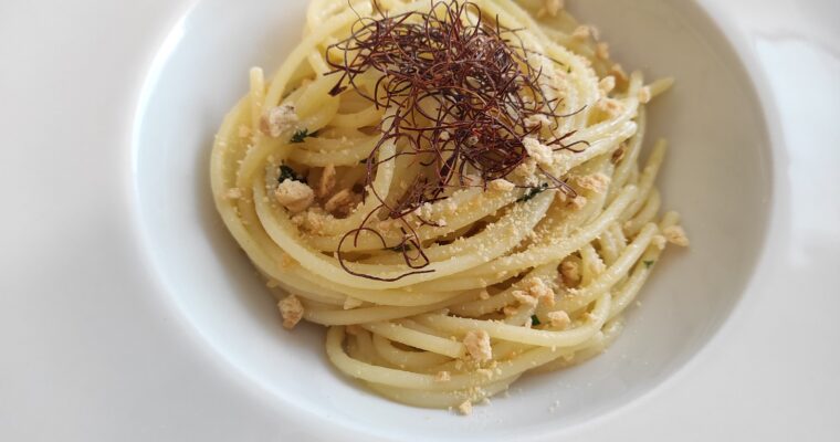 Spaghettone aglio, olio, peperoncino e tarallo sbriciolato