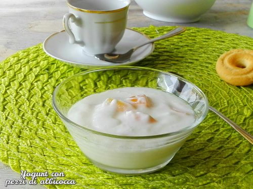 Yogurt con pezzi di albicocca