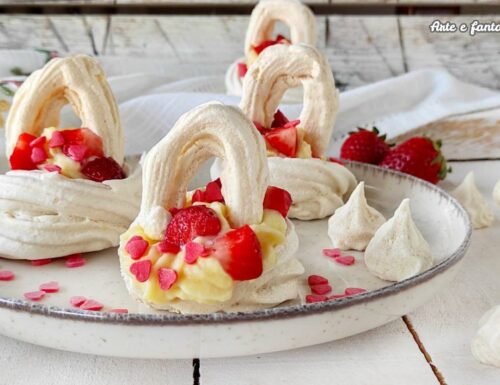 Cestini di meringa ripieni di crema e frutta