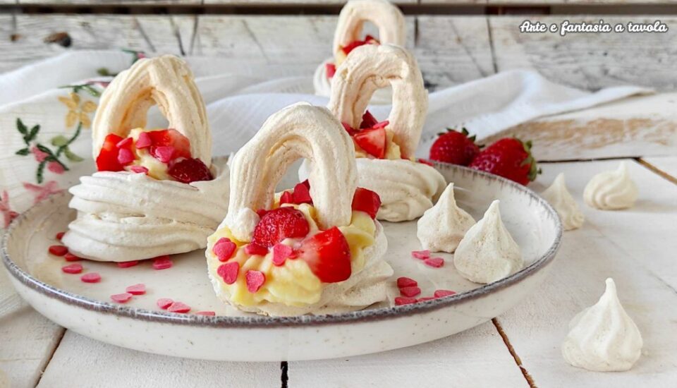 Cestini di meringa ripieni di crema e frutta