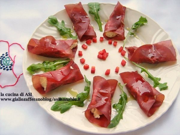 Bresaola arrotolata con robiola e rucola Bresaola arrotolata con robiola e rucola