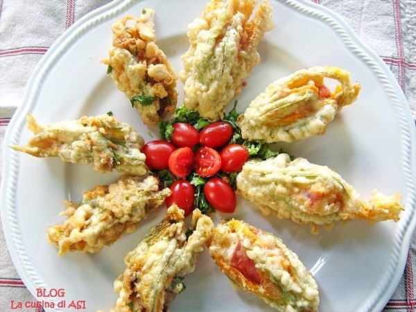 Fiori di zucca ripieni e fritti Fiori di zucca ripieni e fritti