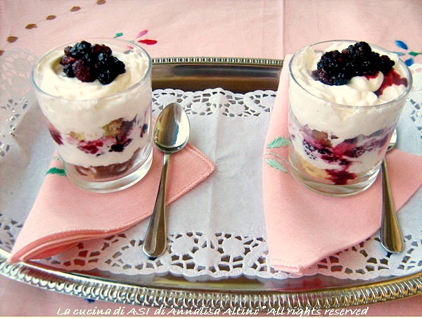 mousse-panna-yogurt-con-pandoro-more-e-lamponi