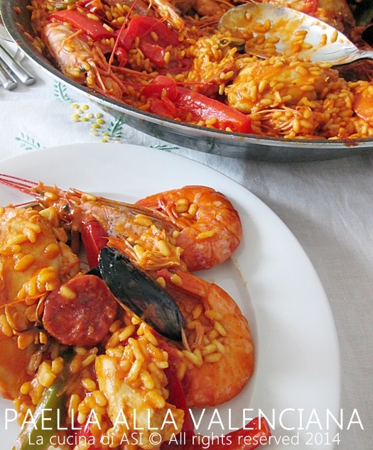 Paella alla valenciana Piatto tipico spagnolo misto con carne e pesce
