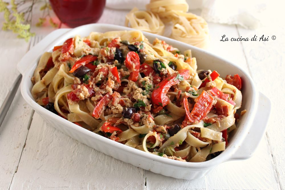 Tagliatelle con peperoni tonno olive e capperi