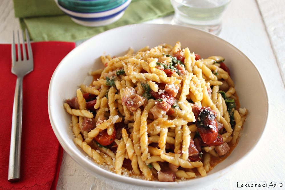 Trofie con pancetta datterini e rucola