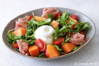 Insalata di melone rucola prosciutto datterini e burrata