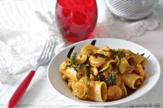 Paccheri-alla-crema-di-zucchine-e-fiori-con-gamberi