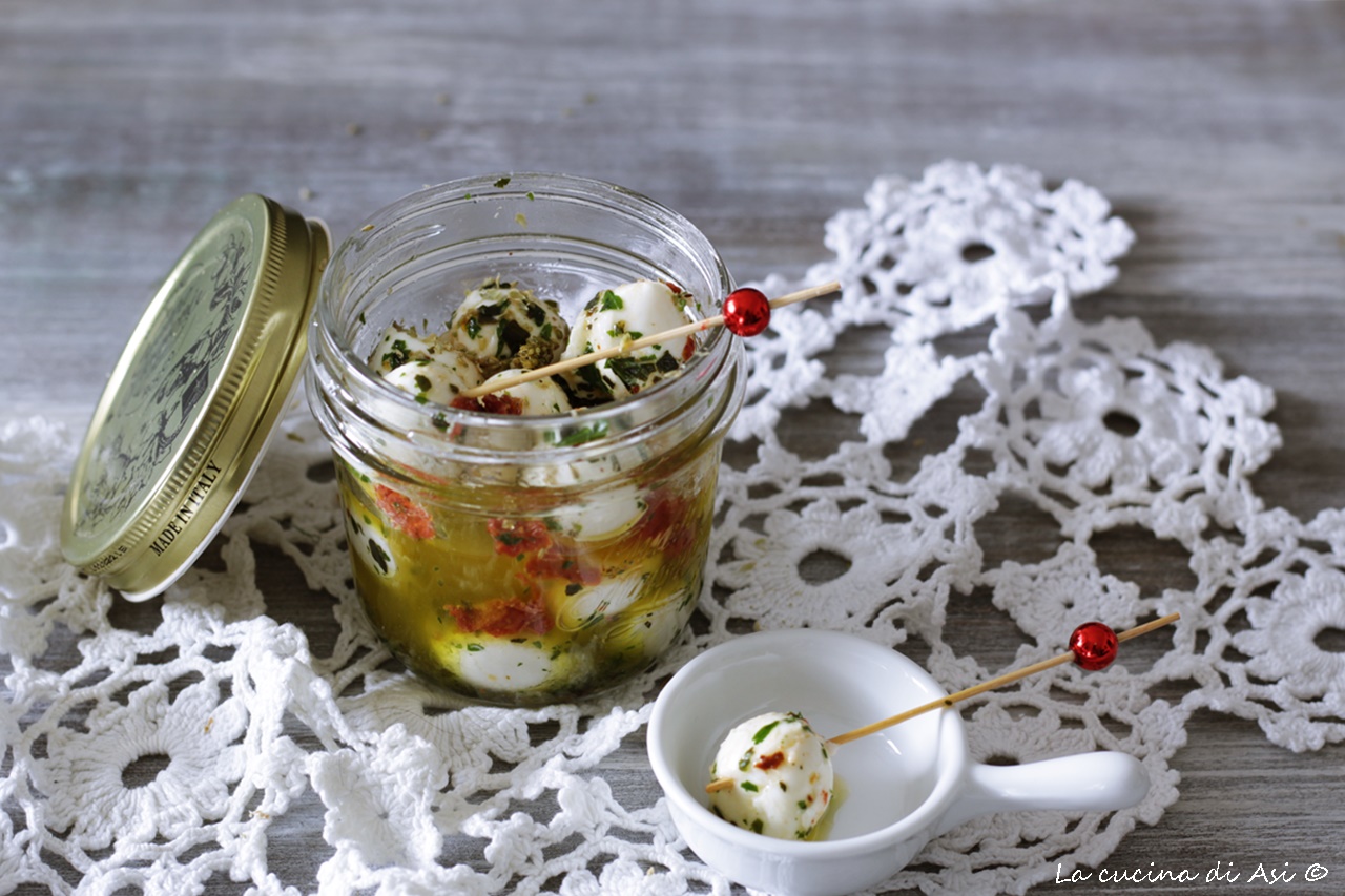Palline di mozzarella marinate