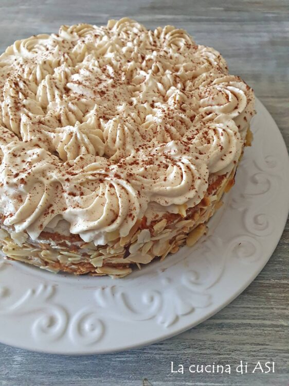 torta soffice moka farcita e decorata