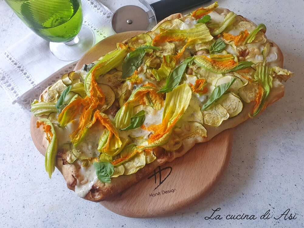 pinsa zucchine con i fiori e gorgonzola