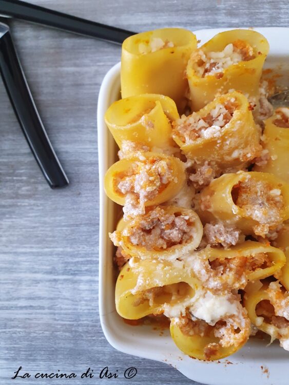Paccheri ripieni con ricotta zucca e salsiccia al forno in piedi nella teglia