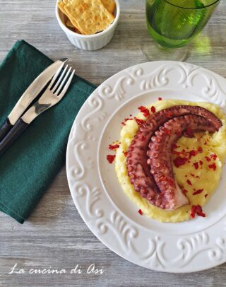 Polpo croccante servito su purè di patate e peperoni cruschi sbriciolati – secondo piatto elegante e facile, perfetto anche per la tavola delle feste.