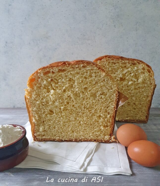 panettone salato gastronomico tagliato a metà