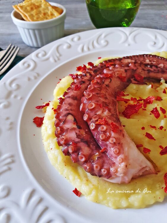 Polpo croccante servito su purè di patate e peperoni cruschi sbriciolati – secondo piatto elegante e facile, perfetto anche per la tavola delle feste.