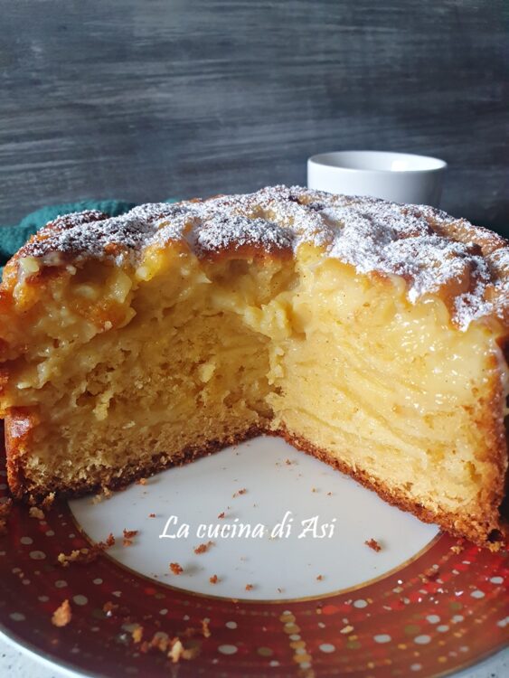 interno torta soffice a strati di mele con spirale di crema pasticcera