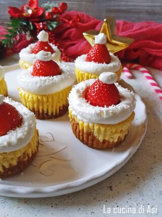 mini cheesecake natalizie con cappello di fragola e panna