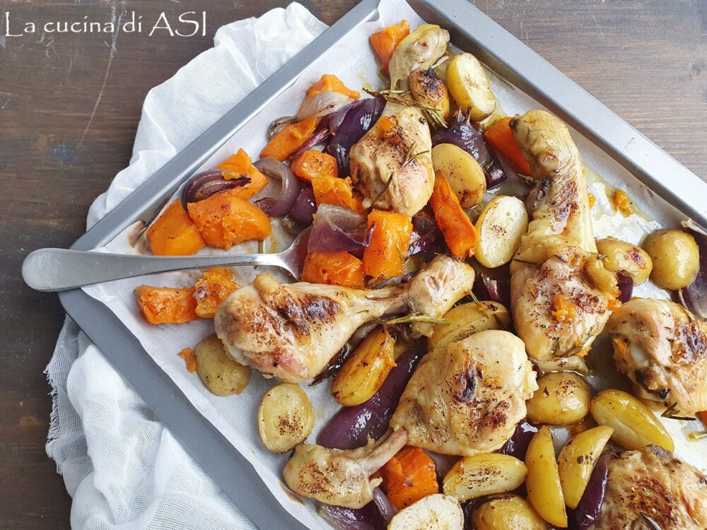 Teglia di pollo al forno con patate, patata dolce e cipolle