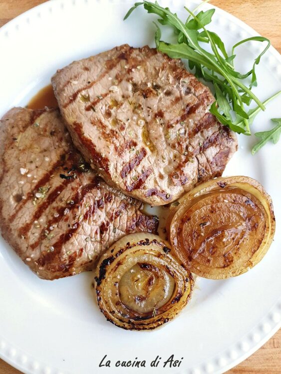 Bistecca grigliata alle erbe con cipolle in agrodolce-