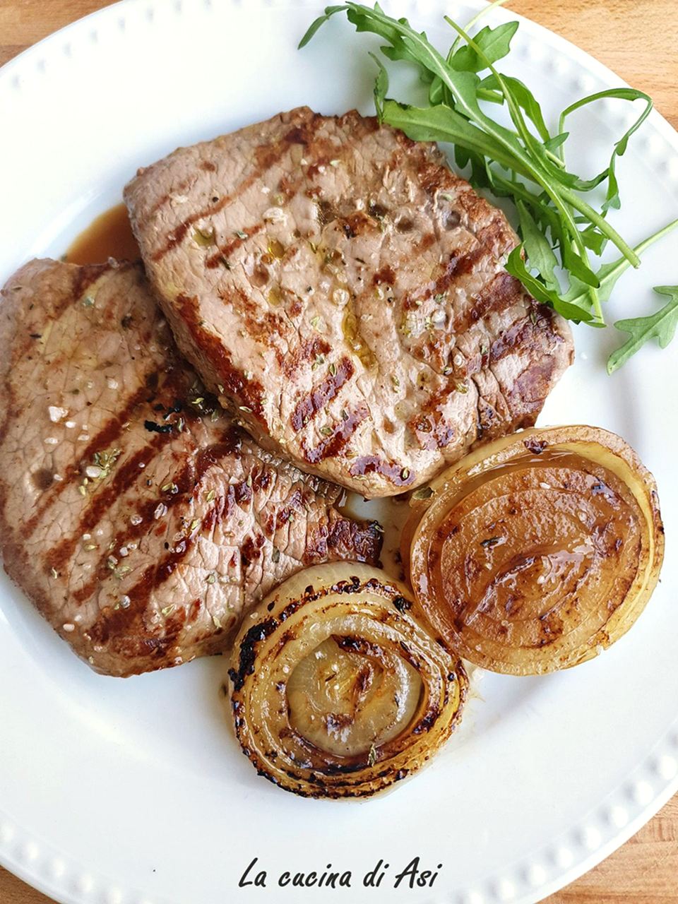 Bistecca grigliata alle erbe con cipolle in agrodolce-
