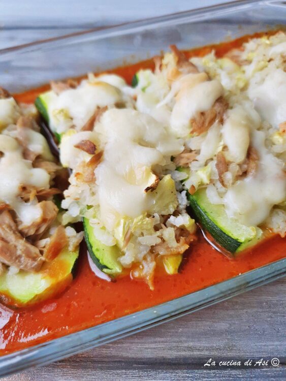 zucchine ripiene con riso tonno e salsa di pomodoro