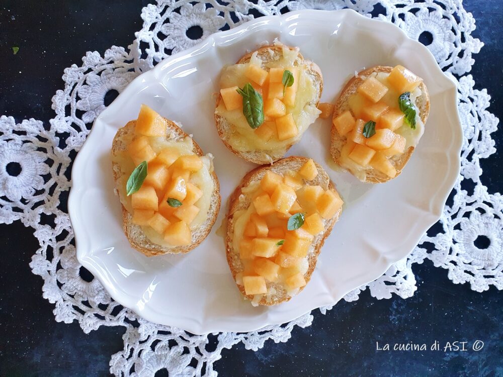 Crostini melone mozzarella in friggitrice al aria