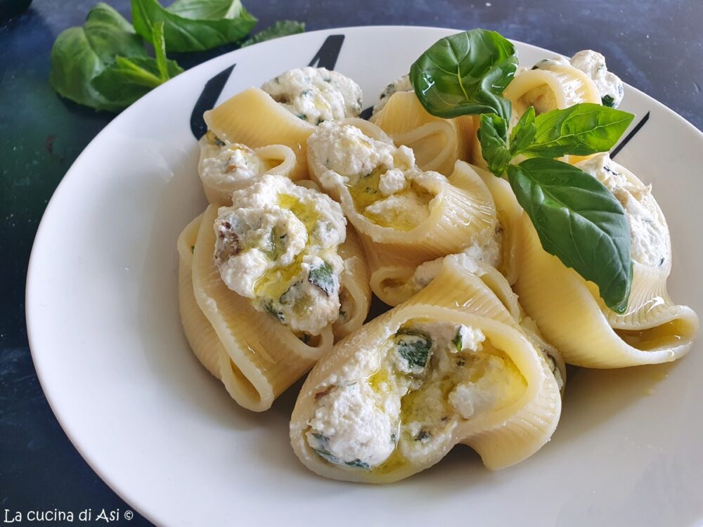 Pasta fredda Conchiglioni freddi ripieni di ricotta e zucchine