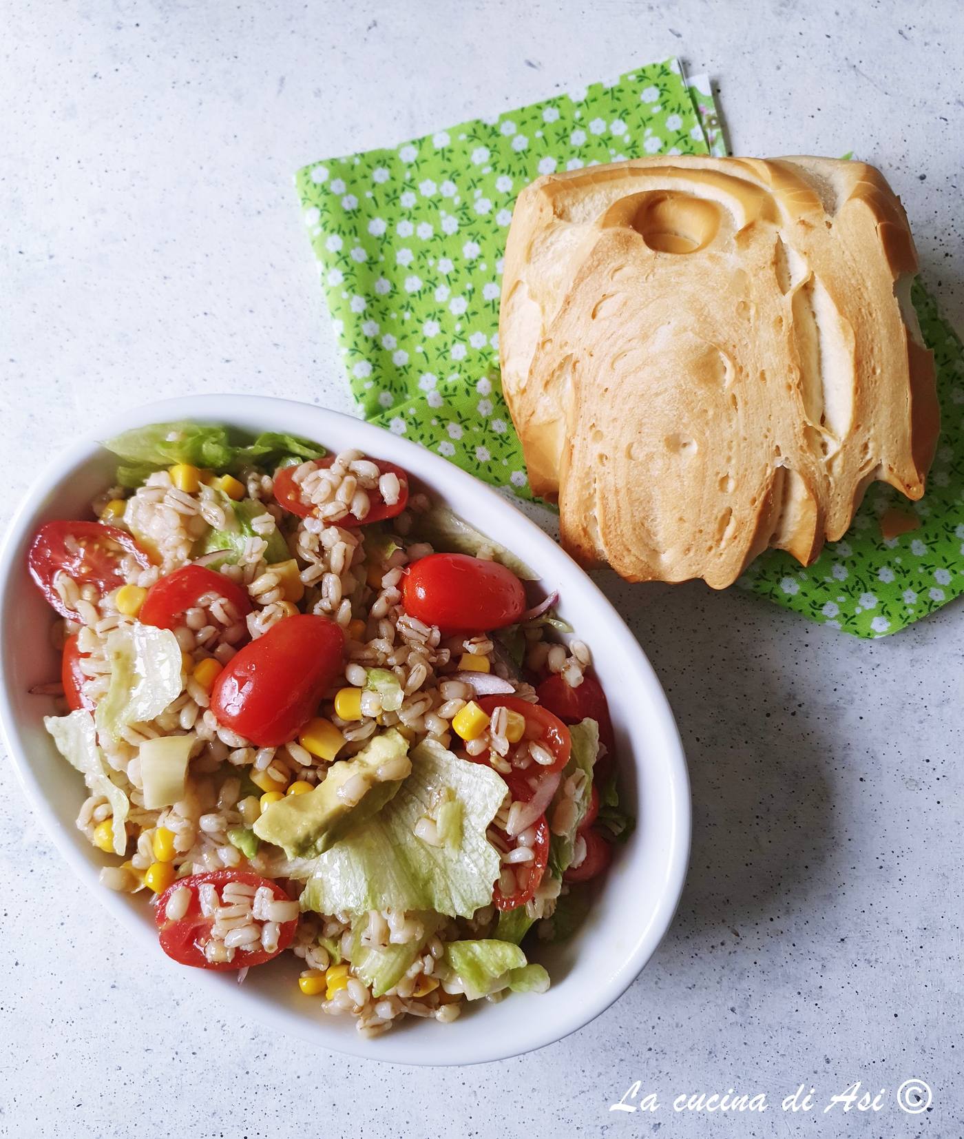 insalata di orzo estiva con avocado, mais e pomodorini