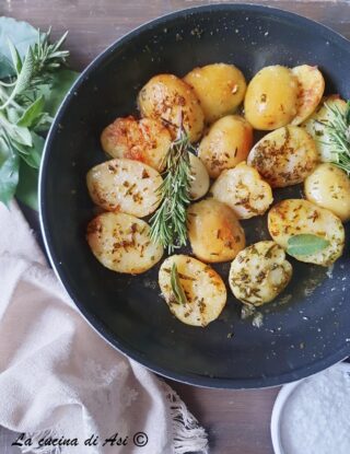 patate novelle croccanti in padella con erbe aromatiche