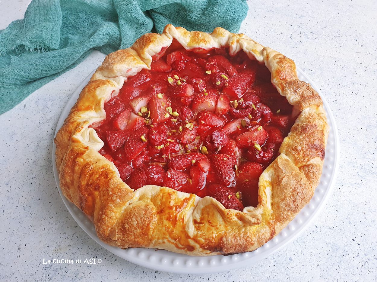 torta rustica con lamponi fragole e pistacchi