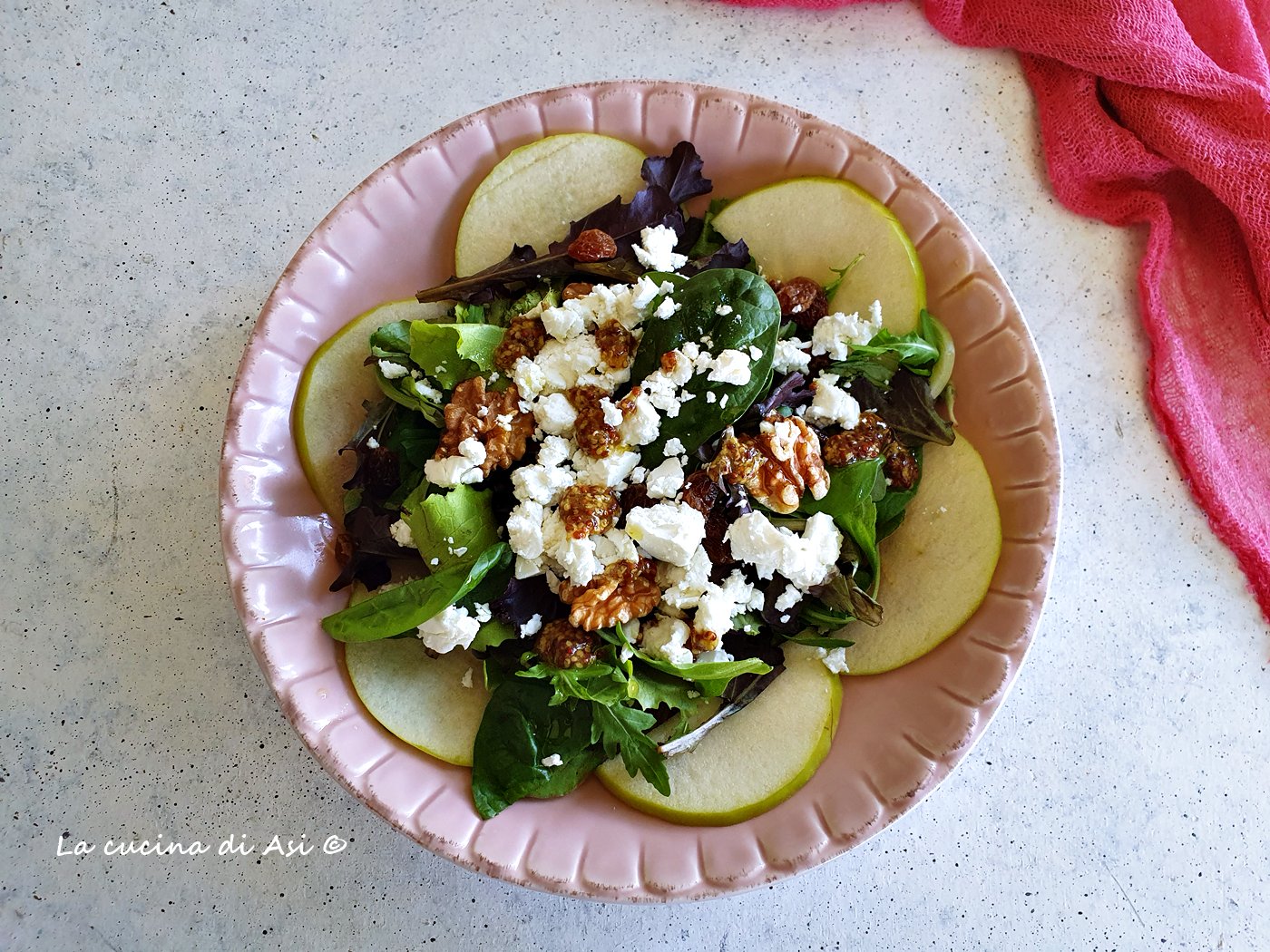 INSALATA misticanza mele feta noci uvetta vinaigrette