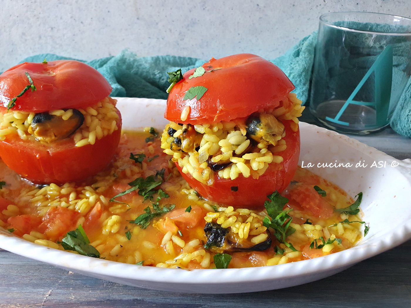 Pomodori ripieni di riso e frutti di mare alla curcuma