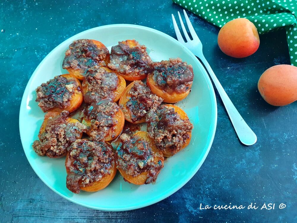 albicocche ripiene al forno con amaretti e cioccolato pronte in 20 minuti