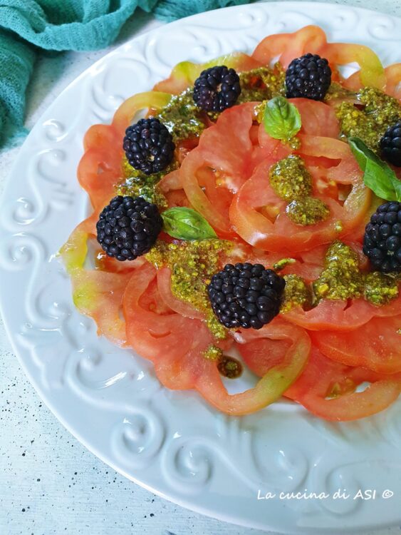 carpaccio di pomodori con pesto di pistacchi e more