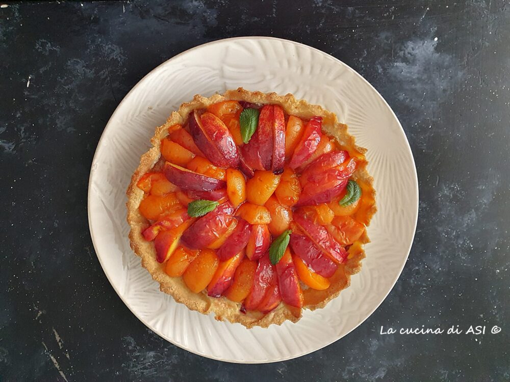 crostata con frolla alle mandorle crema con pesche e albicocche