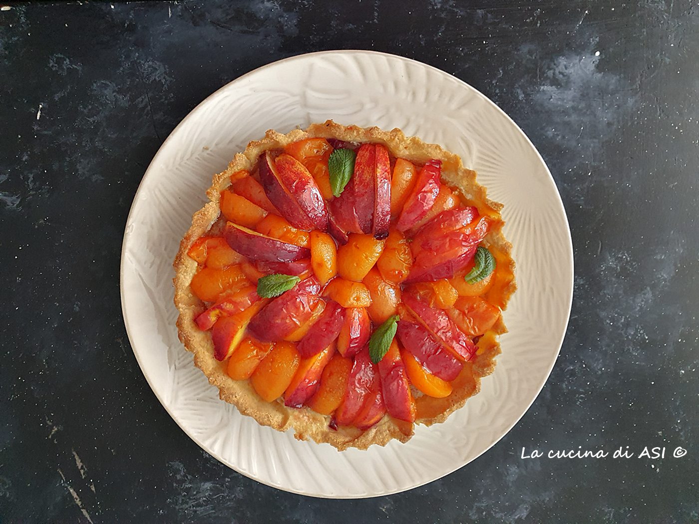 crostata con frolla alle mandorle crema con pesche e albicocche
