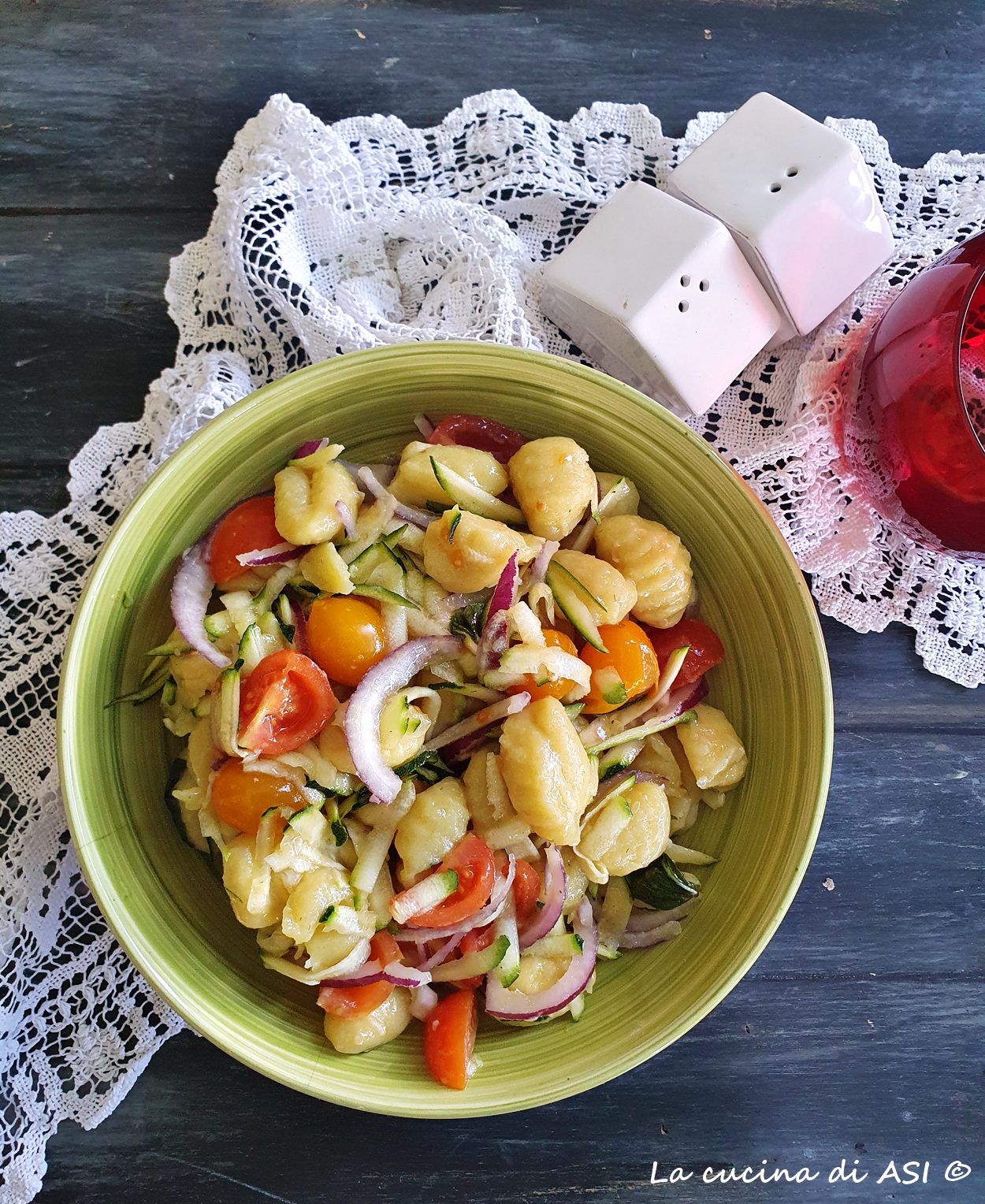 gnocchi spadellati con datterini e cipolle rosse