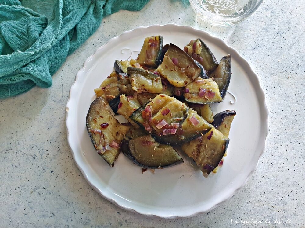 melanzane con cumino e cipolla rossa in padella-