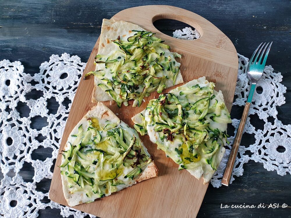 spicchi di piadina con zucchine e stracchino