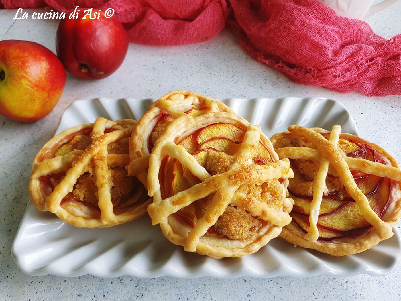 tartellette fini con le pesche e crema di mandorle